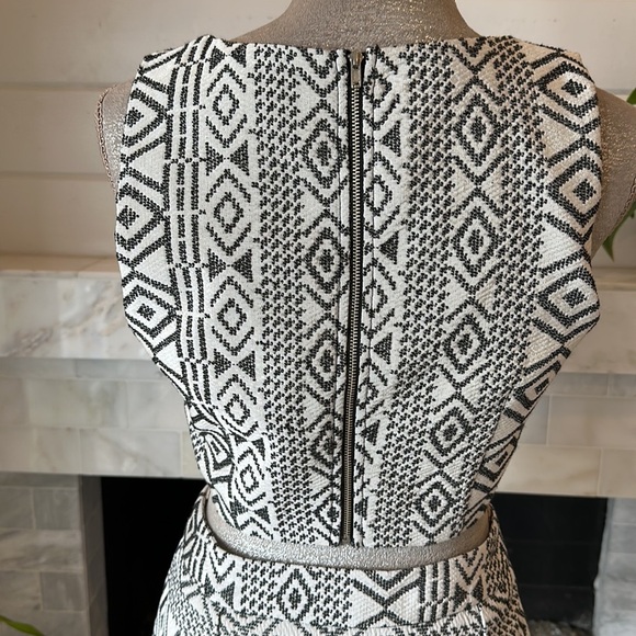 Quinn Geo Print Cutout Crop Top & Zippered Skirt Set Size Medium - Picture 7 of 15